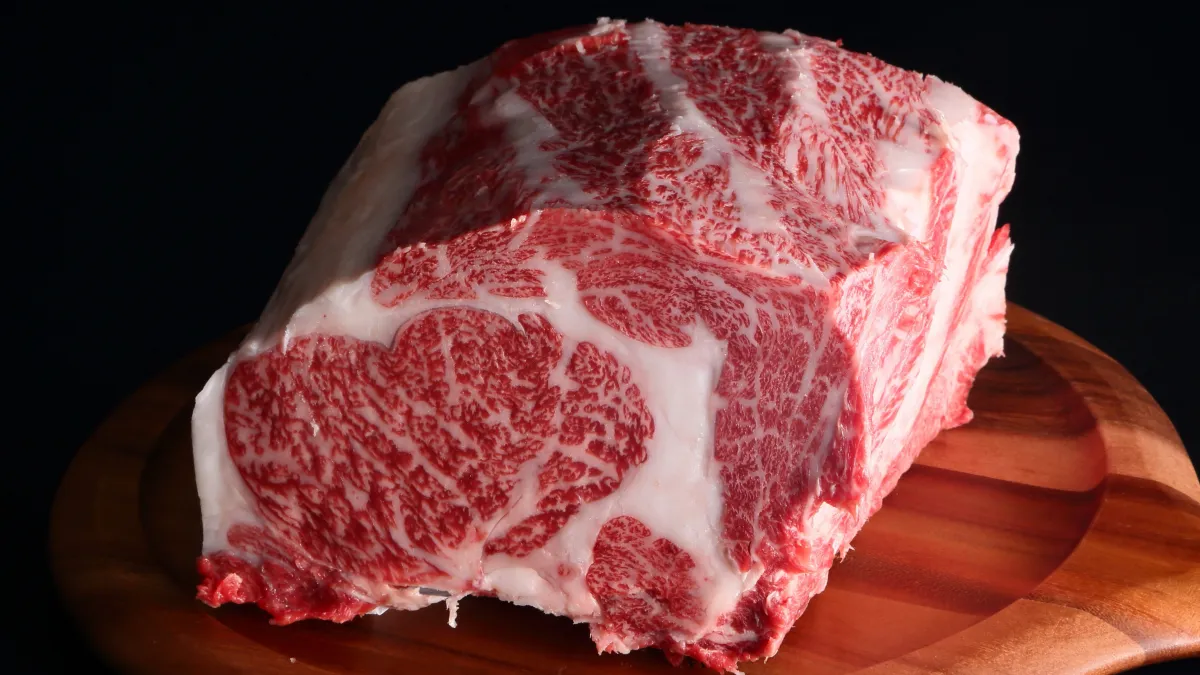 グルメ杵屋レストランと萬野屋が協業し、本格和牛を一人一鍋で楽しむ新ブランド『すき焼きしゃぶしゃぶ杵屋萬野』を大阪・難波にオープンする。(写真/『すき焼きしゃぶしゃぶ杵屋萬野』 PR事務局提供)