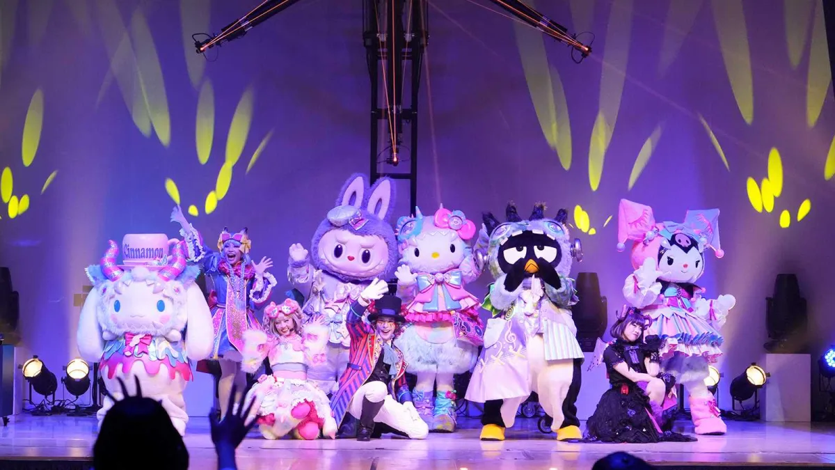 サンリオピューロランドでハロウィーンイベント「PUROMONSTERSCRAMBLE」が開幕し、初共演となる「LABUBU」を迎えた没入型ショーや本格ホラーアトラクションなどが披露された。(写真/株式会社サンリオエンターテイメント提供)