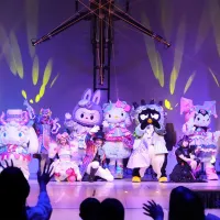 サンリオピューロランドでハロウィーンイベント「PUROMONSTERSCRAMBLE」が開幕し、初共演となる「LABUBU」を迎えた没入型ショーや本格ホラーアトラクションなどが披露された。(写真/株式会社サンリオエンターテイメント提供) サンリオピューロランドでハロウィーンイベント「PUROMONSTERSCRAMBLE」が開幕し、初共演となる「LABUBU」を迎えた没入型ショーや本格ホラーアトラクションなどが披露された。(写真/株式会社サンリオエンターテイメント提供)