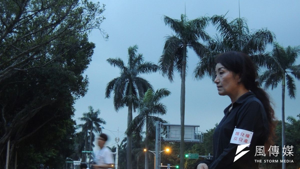 北投割喉案後,王昊姑姑王薇君號召群眾在立院前靜坐;廢死議題-葉瑜娟攝 北投割喉案後,王昊姑姑王薇君號召群眾在立院前靜坐;廢死議題-葉瑜娟攝