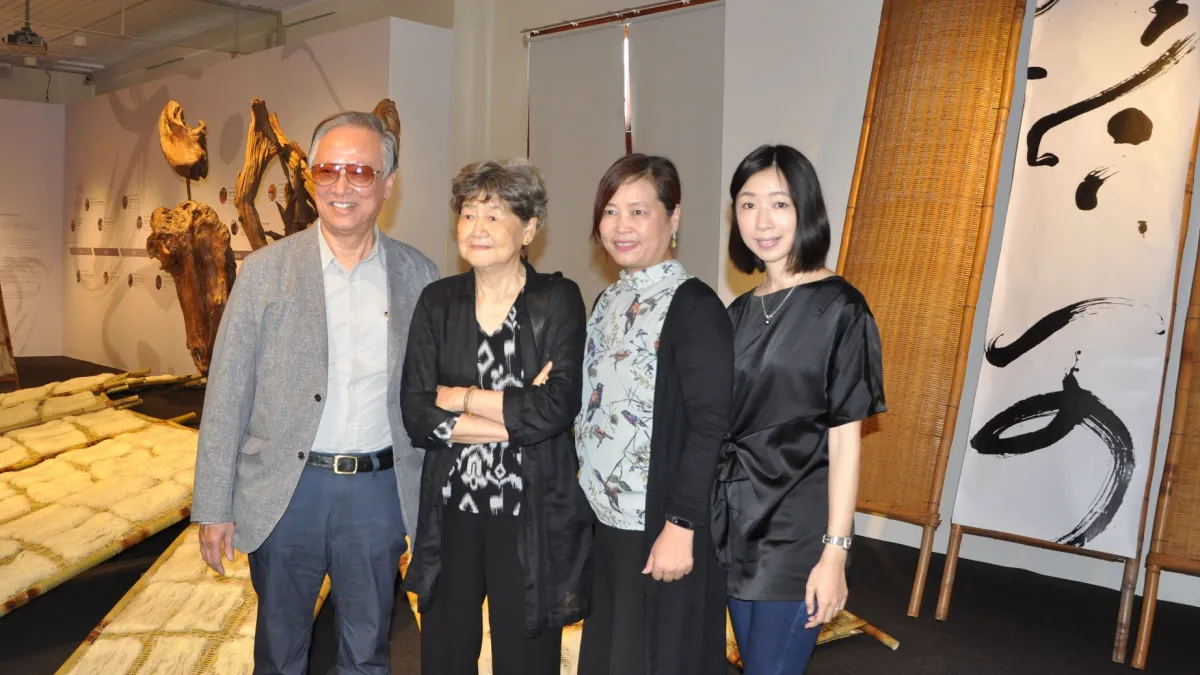 當代藝術家董陽孜(左二)現身新竹市美術館。(圖/新竹市文化局提供)