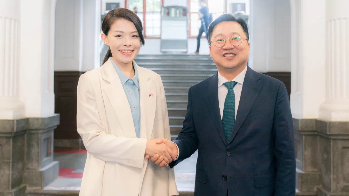 新竹市長高虹安(左)代表45萬市民,盛情歡迎韓國大田市長李莊雨率團到訪。(圖/新竹市政府提供)