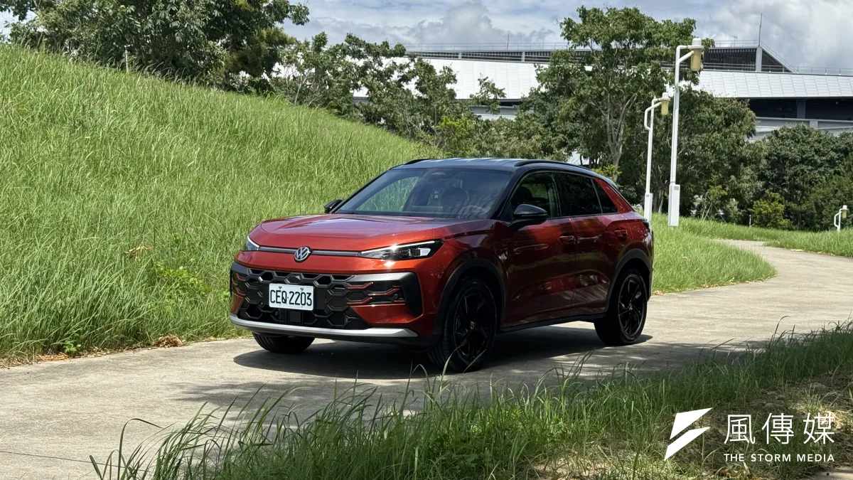 全新Volkswagen T-Roc在台灣引進單一 1.5 升 eTSI 輕油電動力,售價129.8萬元起。(劉芯衣攝)