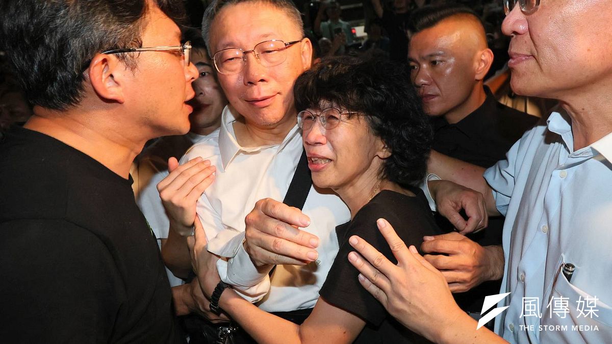 民眾黨主席柯文哲因京華城案遭聲押,台北地方法院今(1)日晚間8時召開羈押庭審理,最後柯文哲無保請回。柯文哲在凌晨3時30分許步出台北地檢署,被陳佩琪緊緊抱住,民眾黨立委黃國昌(左)和張啟楷(右)也在一旁。(顏麟宇攝) 民眾黨主席柯文哲因京華城案遭聲押,台北地方法院今(1)日晚間8時召開羈押庭審理,最後柯文哲無保請回。柯文哲在凌晨3時30分許步出台北地檢署,被陳佩琪緊緊抱住,民眾黨立委黃國昌(左)和張啟楷(右)也在一旁。(顏麟宇攝)