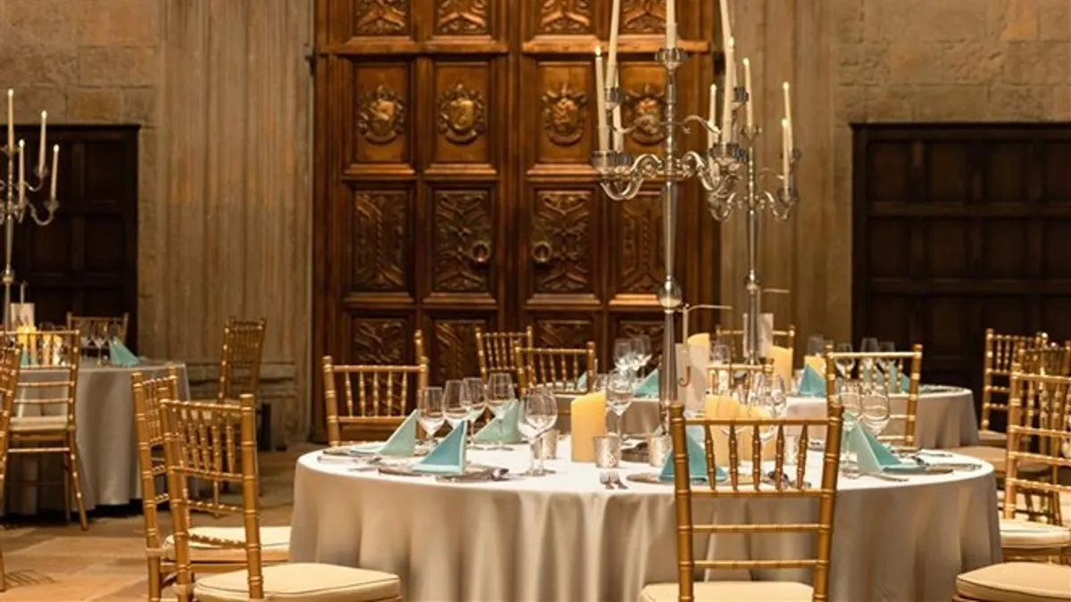 ワーナー・ブラザース スタジオツアー東京で、映画の大広間を再現した「ホグワーツ・ディナー」が12月に限定開催される。(写真=Warner Bros. Studio Tour Tokyo – The Making of Harry Potter 提供) ワーナー・ブラザース スタジオツアー東京で、映画の大広間を再現した「ホグワーツ・ディナー」が12月に限定開催される。(写真=Warner Bros. Studio Tour Tokyo – The Making of Harry Potter 提供)