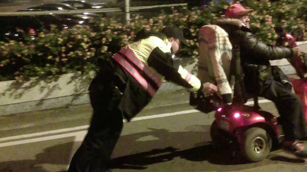 電動車沒電回不了家 暖警、民眾合力推車上坡解危