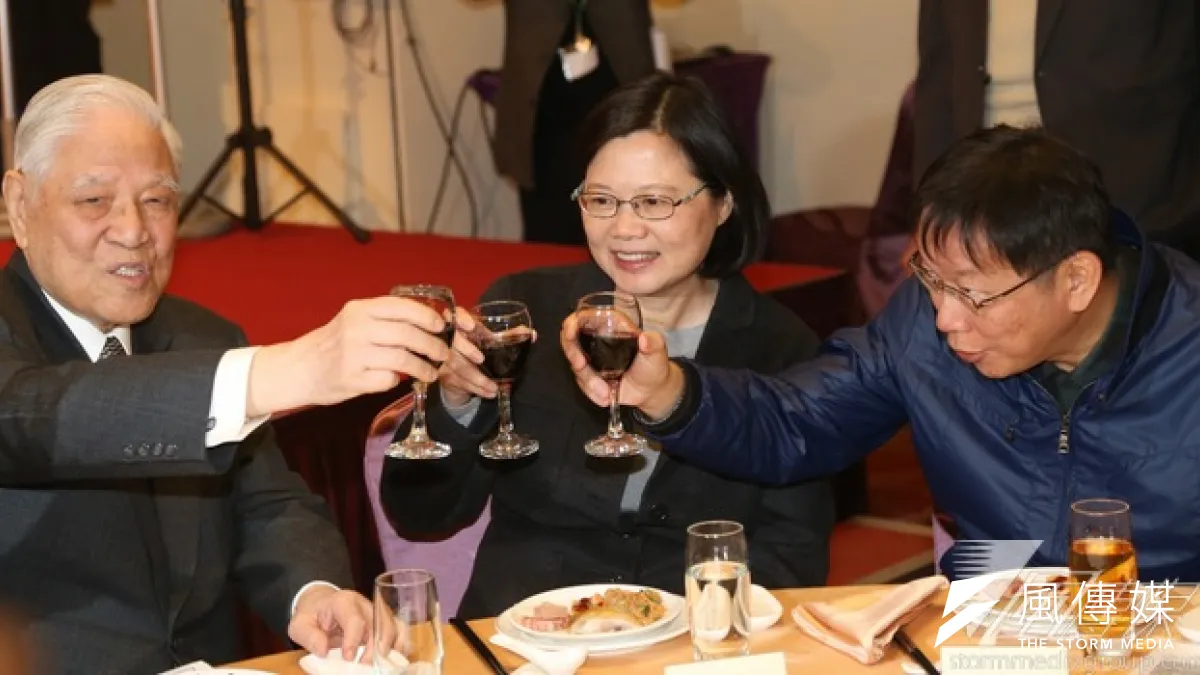 前總統李登輝、民進黨黨主席蔡英文與台北市長柯文哲出席台灣聯盟國家募款餐會,留下這張三巨頭的畫面。(吳逸驊攝)