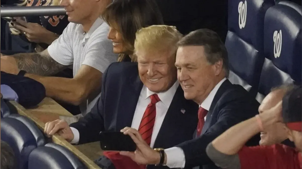 美國新任駐中國大使帕度(右)被指是美國總統川普(中)的親信。圖為兩人2019年10月一起看美國職棒大聯盟世界大賽第五場時自拍合照。(美聯社) 美國新任駐中國大使帕度(右)被指是美國總統川普(中)的親信。圖為兩人2019年10月一起看美國職棒大聯盟世界大賽第五場時自拍合照。(美聯社)