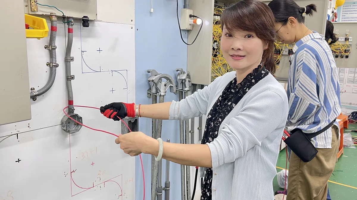 學員熊麗華實務操作。(圖/新北市勞工局提供)