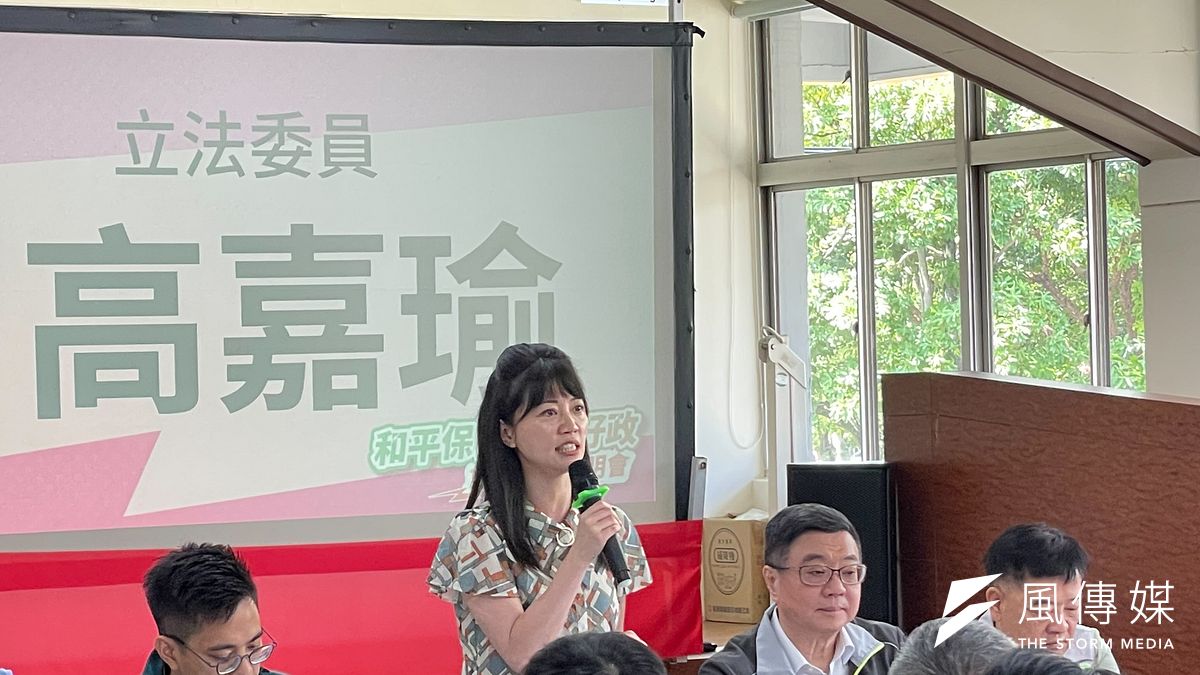 爭取連任的民進黨立委高嘉瑜(中)16日上午於南港區民活動中心舉行施政願景說明會。(鍾秉哲攝) 爭取連任的民進黨立委高嘉瑜(中)16日上午於南港區民活動中心舉行施政願景說明會。(鍾秉哲攝)