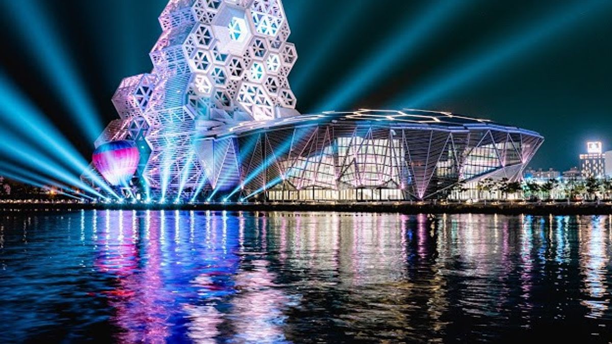 高雄市副市長史哲po出高雄燈會於愛河灣實地測試照片,五光十色、璀璨光芒照亮愛河灣。(圖/高雄市新聞局提供) 高雄市副市長史哲po出高雄燈會於愛河灣實地測試照片,五光十色、璀璨光芒照亮愛河灣。(圖/高雄市新聞局提供)