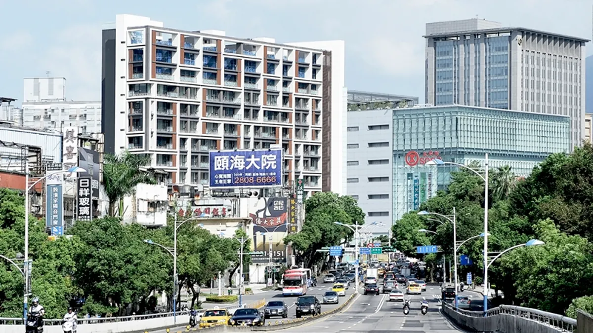 台灣房屋集團趨勢中心執行長張旭嵐表示,目前天母街邊仍有空置店面,商圈繁榮程度和人潮雖然不如以往,但這對於天母人而言影響不大,反倒認為區域環境更顯幽靜。(圖/取自flickr) 台灣房屋集團趨勢中心執行長張旭嵐表示,目前天母街邊仍有空置店面,商圈繁榮程度和人潮雖然不如以往,但這對於天母人而言影響不大,反倒認為區域環境更顯幽靜。(圖/取自flickr)