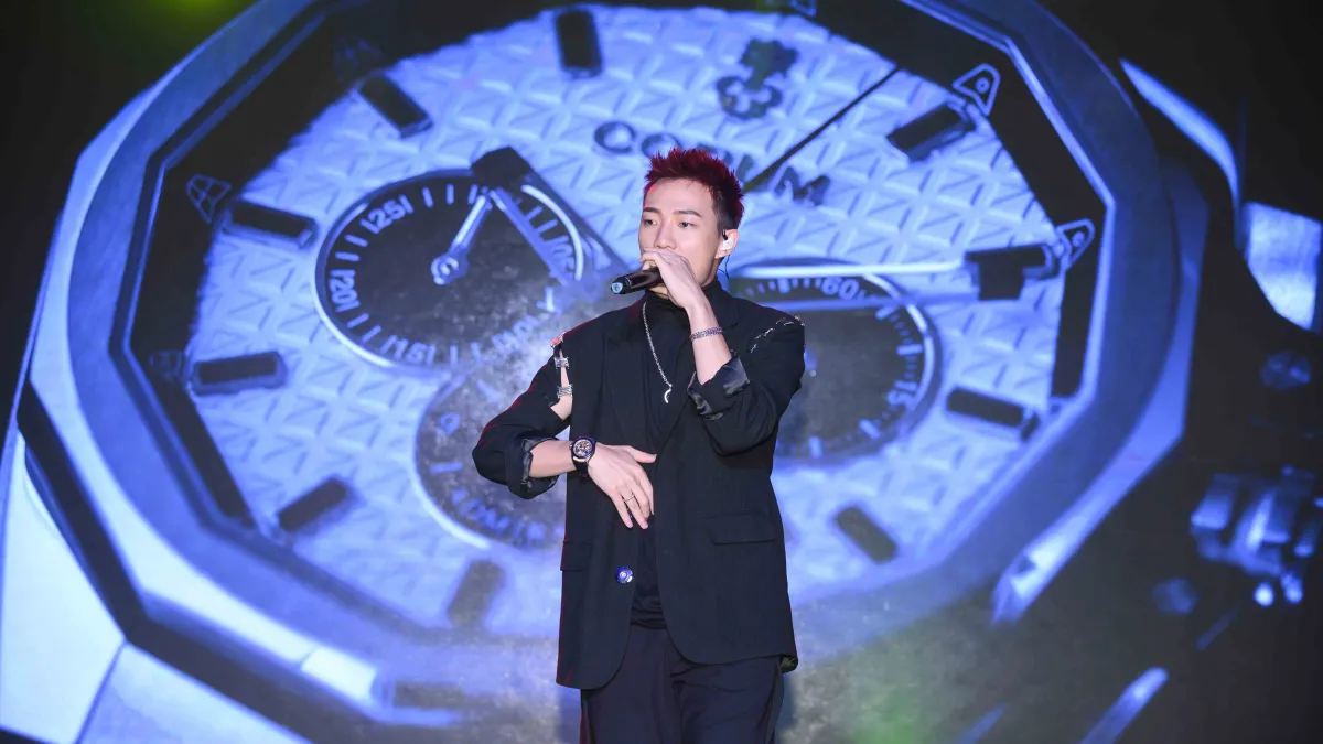 CORUM 崑崙錶發表會邀請金曲新人王ØZI以鮮明個人穿搭風格個性演繹海軍上將全新鏤空陀飛輪系列腕錶(圖/崑崙錶 提供)