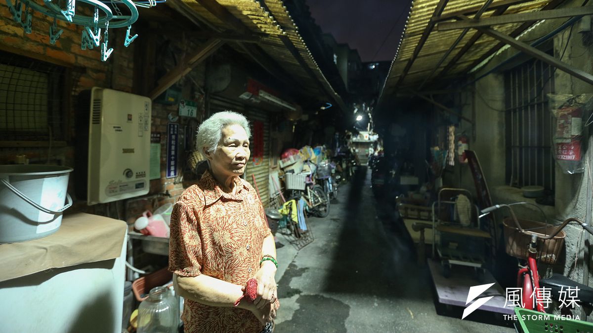 當年經歷搬遷唯二的見証人、阿嬤黃洪秀英,今年已高齡80歲,然而,遮風避雨半輩子的家,半世紀後市府卻說是侵占違建。(陳明仁攝) 當年經歷搬遷唯二的見証人、阿嬤黃洪秀英,今年已高齡80歲,然而,遮風避雨半輩子的家,半世紀後市府卻說是侵占違建。(陳明仁攝)