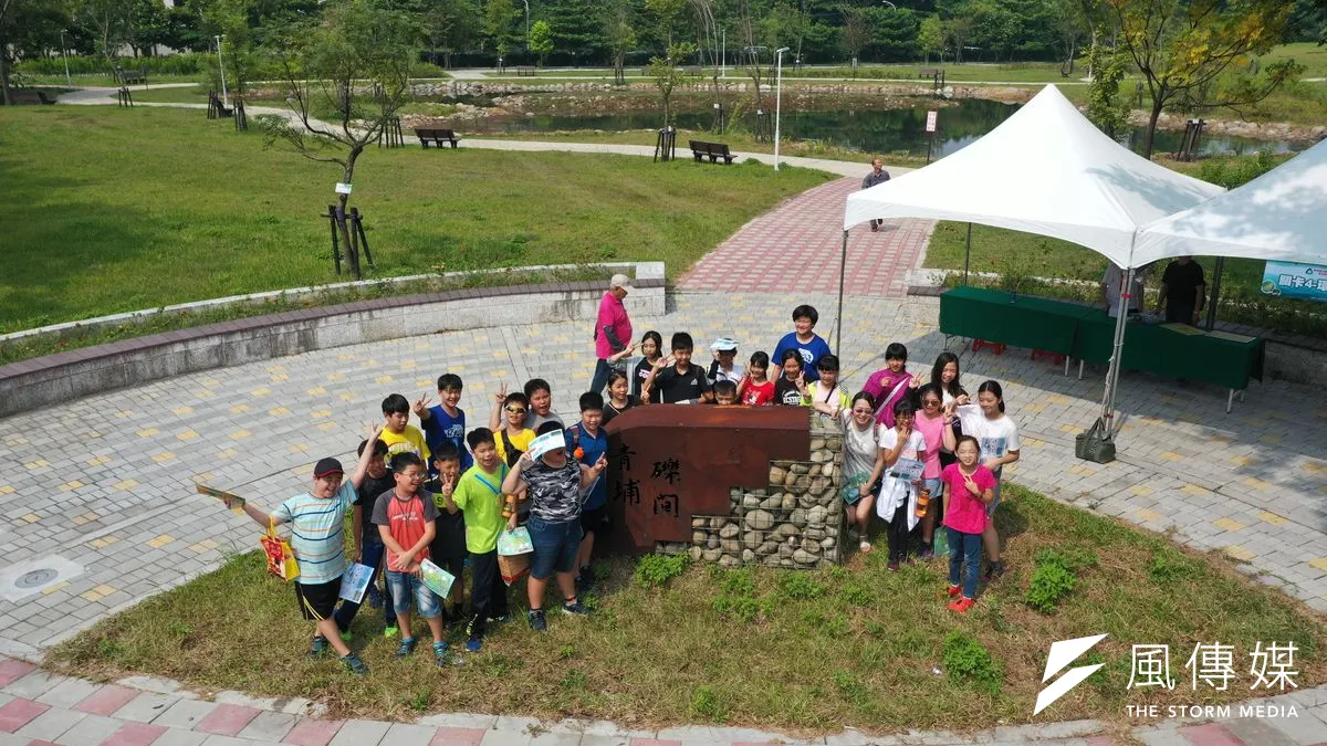 楠梓及後勁國小學童現場導覽。(圖/徐炳文攝)