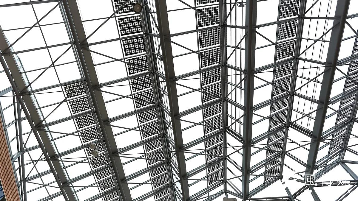 元淮樂觀地預測,這只不過是太陽能市場起飛的預兆,等德國再生能源優惠電價補助政策的推行更加確定之後,其他國家勢必會跟進。圖為德國環境部(UBA)內屋頂的太陽能板。(資料照,顏麟宇攝)