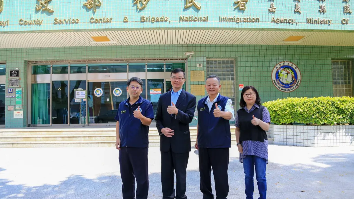 主任檢察官蔡英俊(左2)至移民署嘉義縣服務站反賄選宣導,而移民署嘉義縣專勤隊隊長張玉龍(左1)、嘉義縣服務站主任林炳煌(右2)與移民署移民事務組李誼潔(右1)進行視察。(圖/內政部移民署提供)