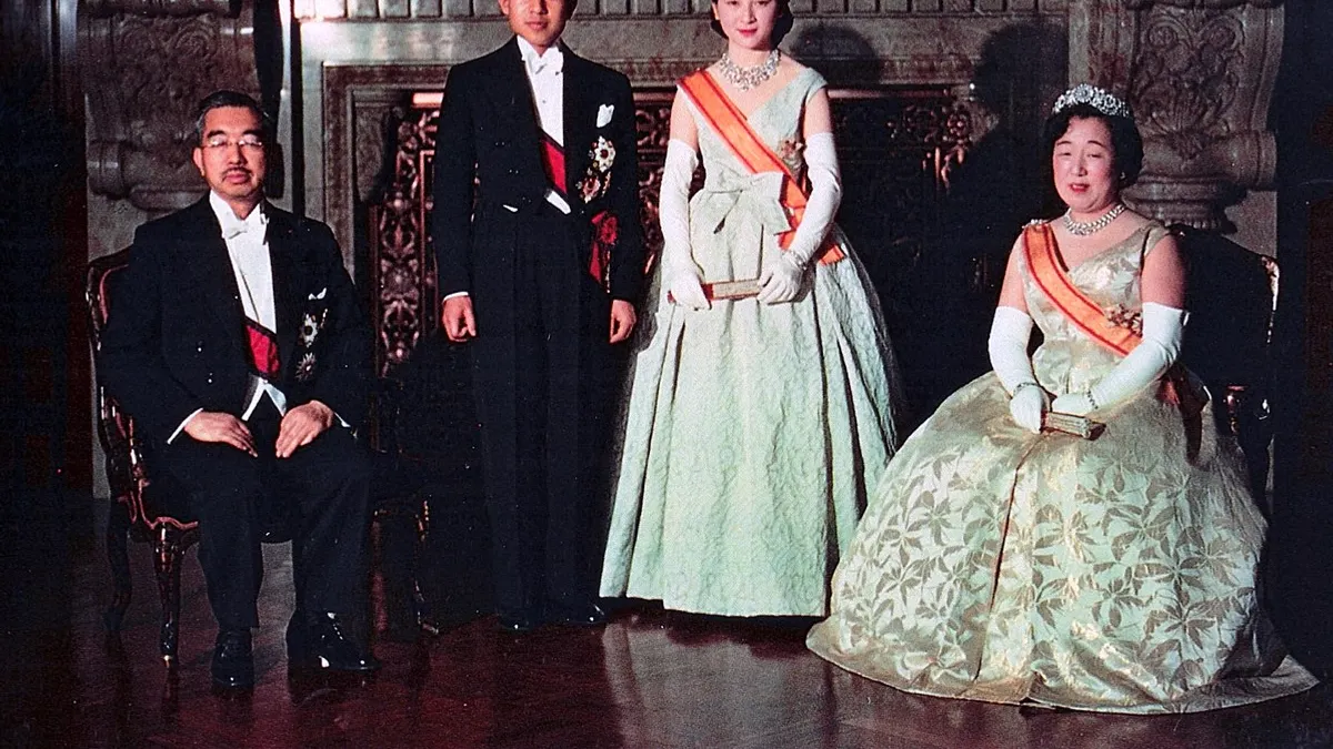 日本新婚的皇太子明仁夫婦與昭和天皇和香淳皇后的合影,攝於1959年4月10日(維基百科公有領域)