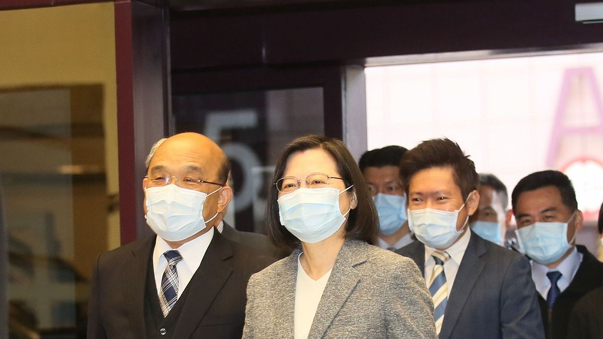 民進黨21日公布最新「台灣總體表現民調」,其中有60.9%民眾滿意總統蔡英文(前排右)1年來的執政表現,不滿意者則有36.6%。(柯承惠攝) 民進黨21日公布最新「台灣總體表現民調」,其中有60.9%民眾滿意總統蔡英文(前排右)1年來的執政表現,不滿意者則有36.6%。(柯承惠攝)