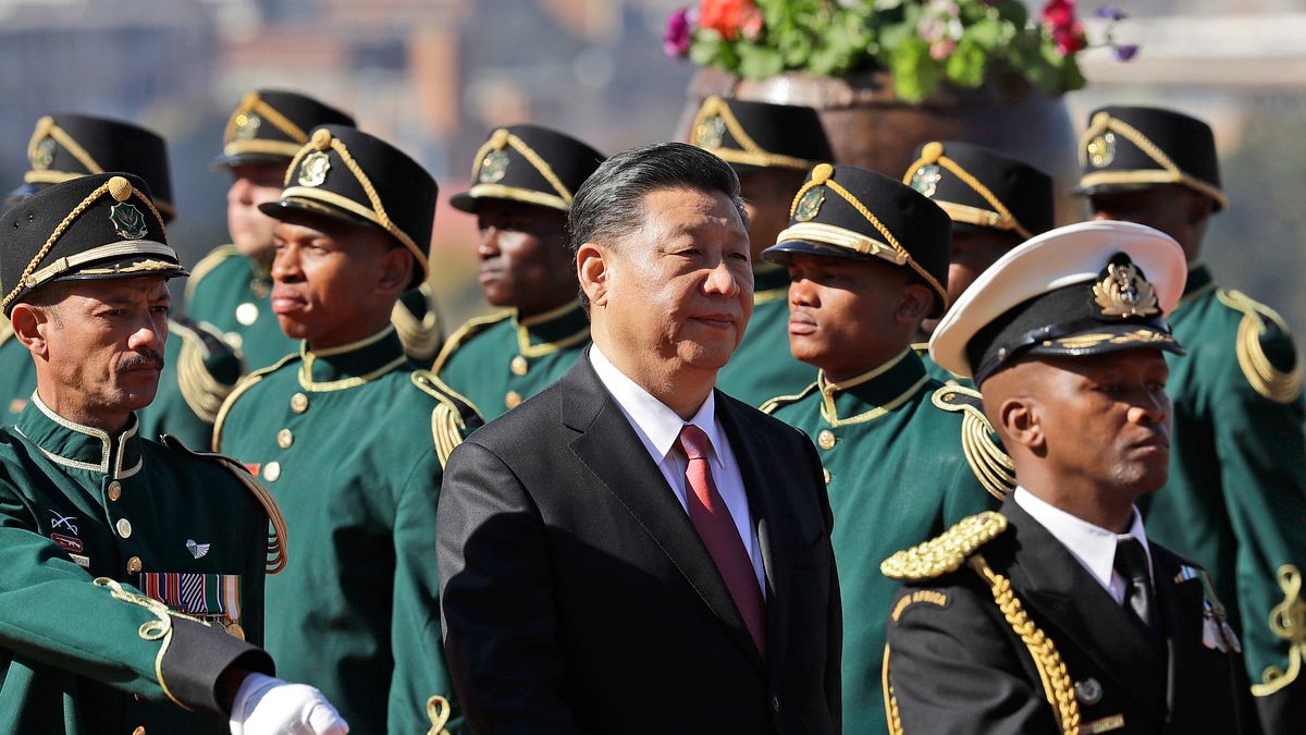 圖為中國國家主席習近平抵達訪問南非,總統馬福薩以軍禮迎接。(美聯社) 圖為中國國家主席習近平抵達訪問南非,總統馬福薩以軍禮迎接。(美聯社)