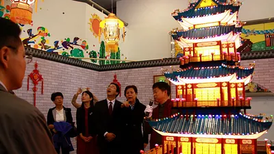 投市新春熱鬧滾滾 海寧宮燈、自貢市天鵝與春聯齊舞