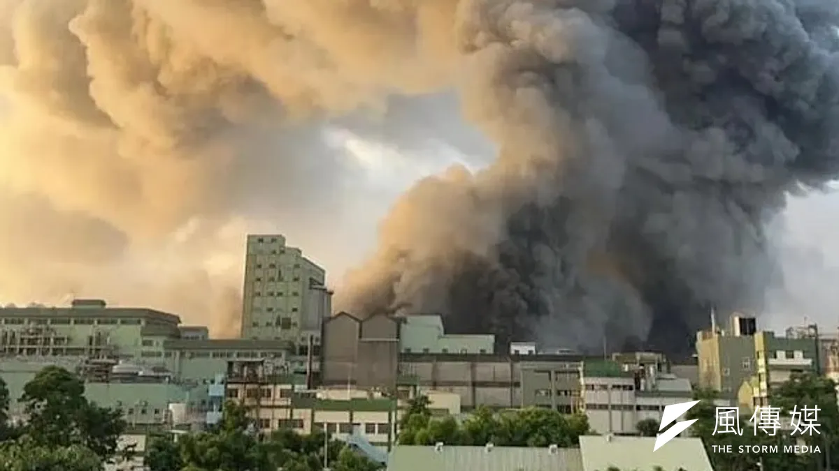 台泥子公司台灣三元能源科技位於高雄市小港區的電池廠,今年7月14日凌晨5時10分發生火警。(圖/翻攝自Facebook/爆料公社) 台泥子公司台灣三元能源科技位於高雄市小港區的電池廠,今年7月14日凌晨5時10分發生火警。(圖/翻攝自Facebook/爆料公社)