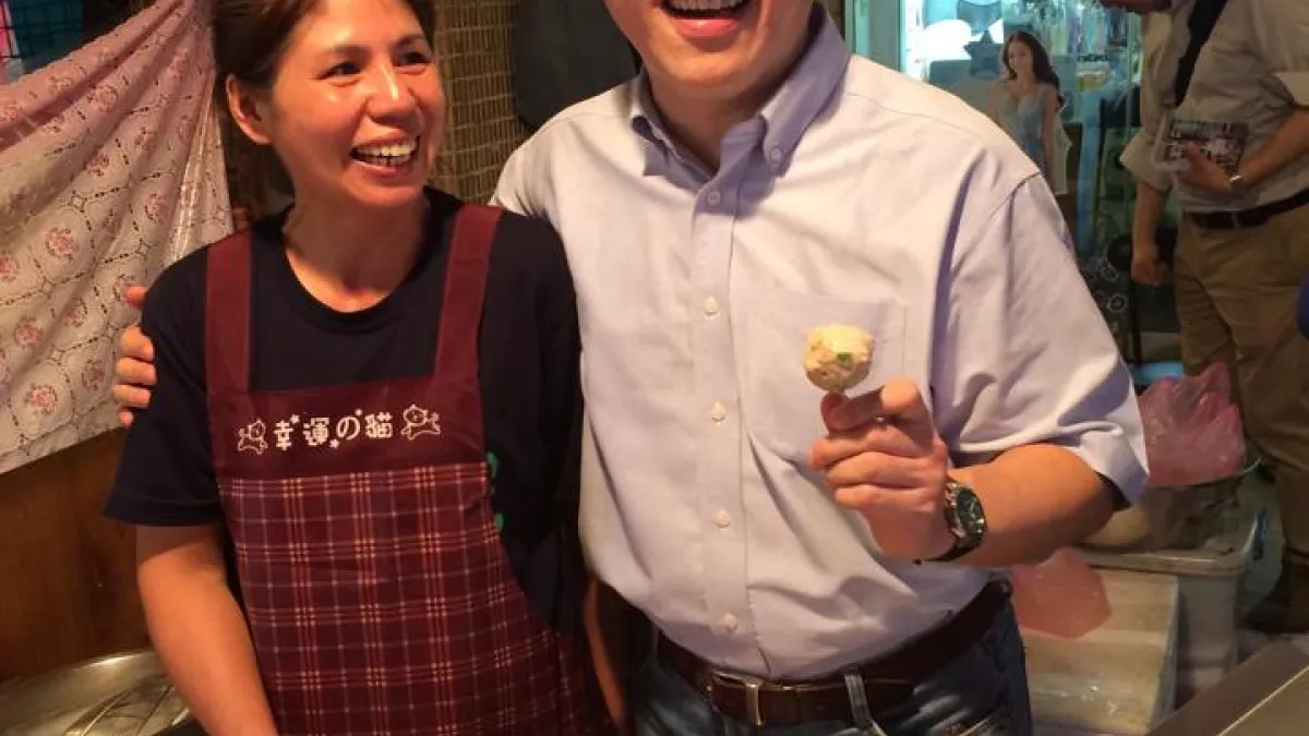 前台北市長郝龍斌(右)參選基隆立委後,頻頻前往地方拜票,像是到七堵市場拜票試吃並和攤商合照,展現親民的一面。(取自郝龍斌臉書)