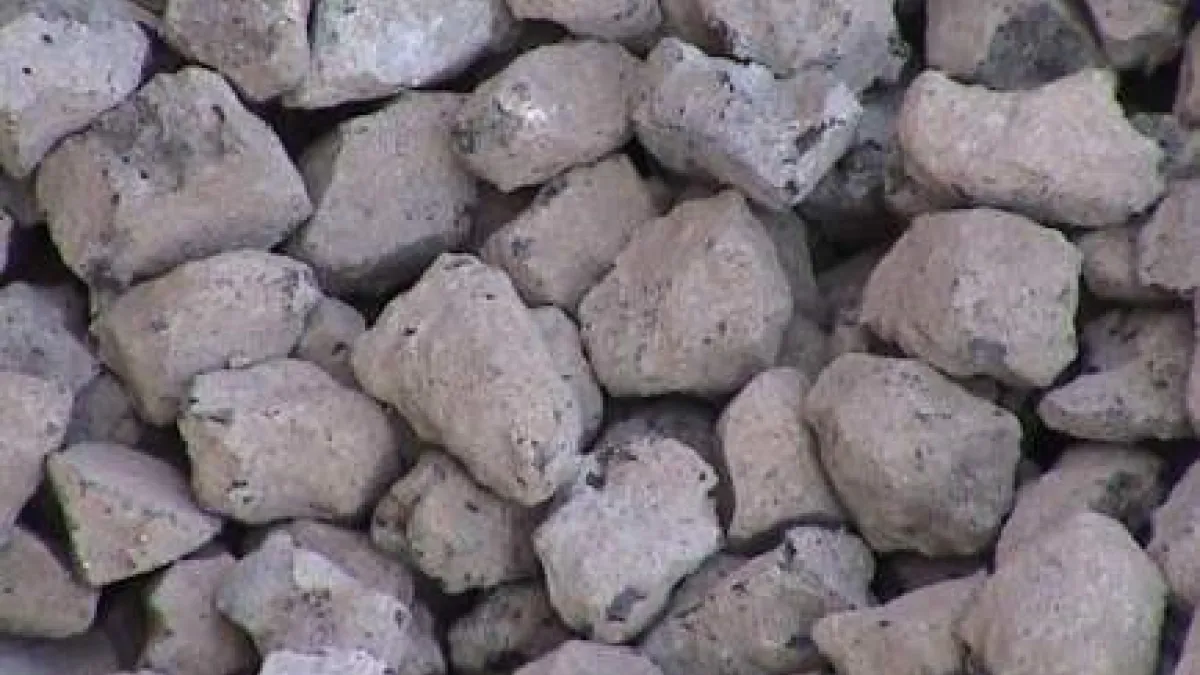 轉爐石粒料貫作業鋼廠使用天然礦石經1,600℃高溫熔煉產生之副產物,經國內、外檢驗機構證實無毒、無害且成份穩定,為良好之循環經濟材料。(圖/中聯資源公司提供)