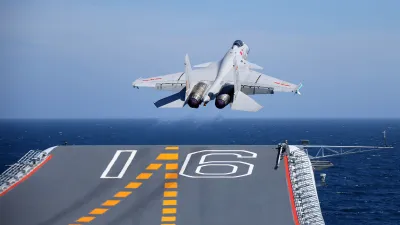 殲-15從遼寧艦起飛。(中國軍網)