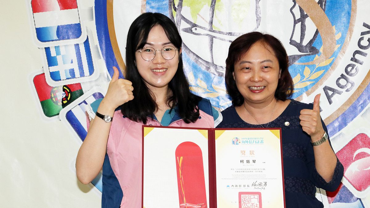 移民署臺北市服務站主任蘇慧雯(右)頒發獎狀及禮券予柯鈺琴(左)以資鼓勵。(圖/移民署提供) 移民署臺北市服務站主任蘇慧雯(右)頒發獎狀及禮券予柯鈺琴(左)以資鼓勵。(圖/移民署提供)