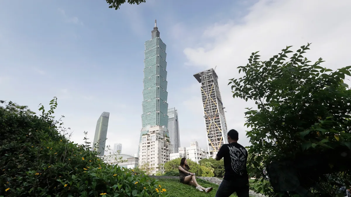 2025年4月27日,台北的遊客與101大樓合影。(美聯社)