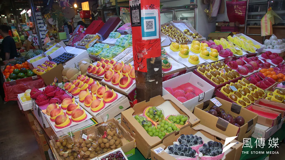 如果每個消費者都能掌握如本文的一些技巧,挑出好吃的水果時,就不必再做出無謂的捏一捏、拍一拍,繼續把陳列的好商品留給下一位消費者了。(資料照/顏麟宇攝) 如果每個消費者都能掌握如本文的一些技巧,挑出好吃的水果時,就不必再做出無謂的捏一捏、拍一拍,繼續把陳列的好商品留給下一位消費者了。(資料照/顏麟宇攝)
