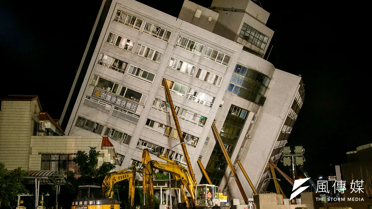 搜救人員已進雲門翠堤大樓201房尋找失聯的中國一家5口,目前仍持續搶救中。(資料照,陳明仁攝) 搜救人員已進雲門翠堤大樓201房尋找失聯的中國一家5口,目前仍持續搶救中。(資料照,陳明仁攝)