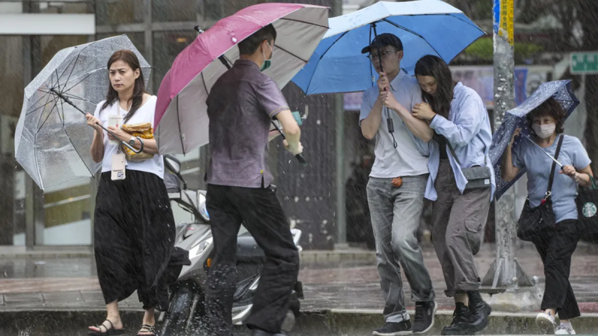 氣象專家吳德榮今日表示,受到南海熱帶雲簇消長所提供的西南風及南方水氣影響,周二 (21日)前台灣低層大氣極度不穩定,午後山區將有強對流劇烈發展並大幅擴散至部分平地,民眾外出應嚴防雷擊、強風及瞬間強降雨。(圖/中央社)