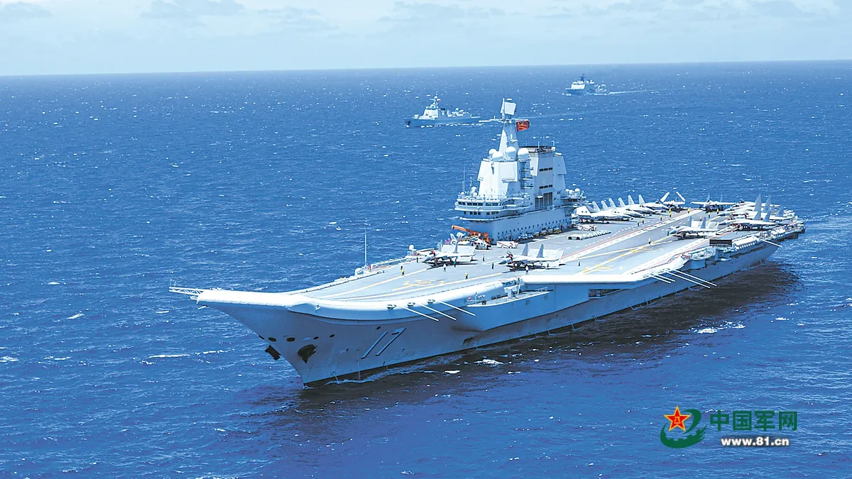 中国解放軍現役「山東艦」が海上任務を遂行中。(中国軍網より) 中国解放軍現役「山東艦」が海上任務を遂行中。(中国軍網より)