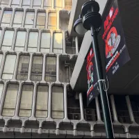 ハロウィンを控えた渋谷や新宿の繁華街では、路上飲酒や迷惑行為の防止を訴える看板やフラッグが掲出され、厳重な警戒態勢が敷かれている。(写真/黃信維撮影) ハロウィンを控えた渋谷や新宿の繁華街では、路上飲酒や迷惑行為の防止を訴える看板やフラッグが掲出され、厳重な警戒態勢が敷かれている。(写真/黃信維撮影)
