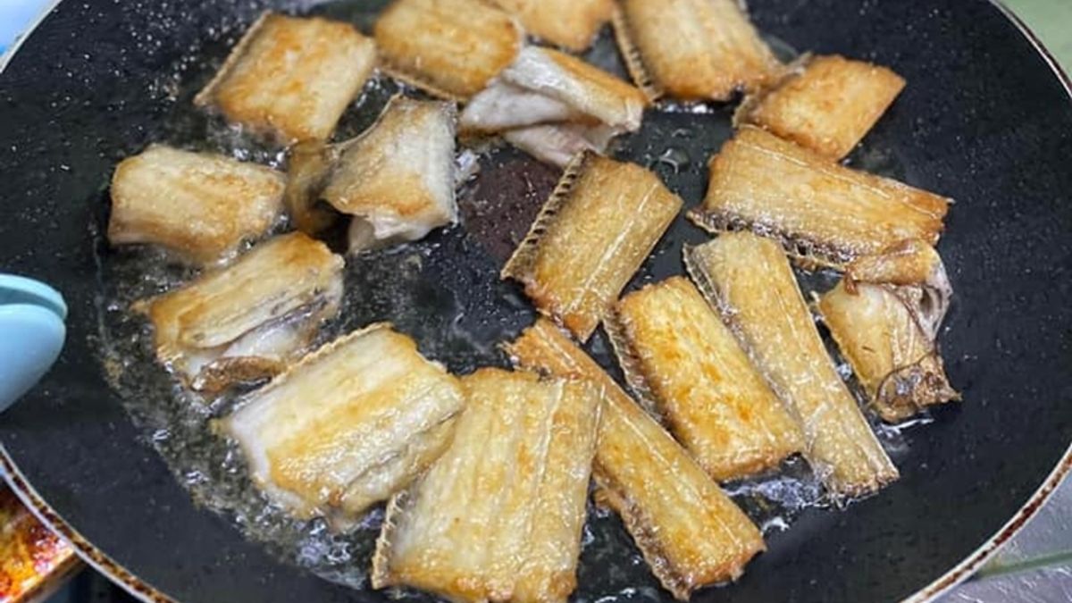 內行人表示,煎魚前一定要確保魚身的水分已經被吸乾,不然容易失敗,且被噴到油會很痛。(圖/翻攝自家常菜) 內行人表示,煎魚前一定要確保魚身的水分已經被吸乾,不然容易失敗,且被噴到油會很痛。(圖/翻攝自家常菜)