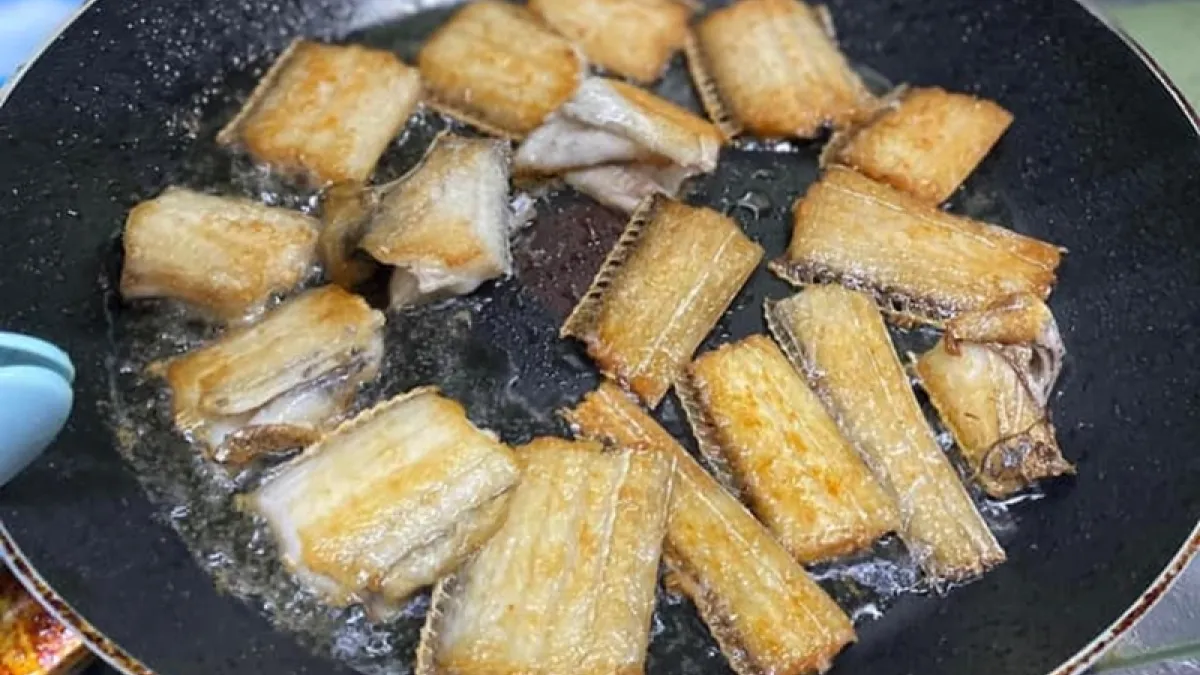 內行人表示,煎魚前一定要確保魚身的水分已經被吸乾,不然容易失敗,且被噴到油會很痛。(圖/翻攝自家常菜)