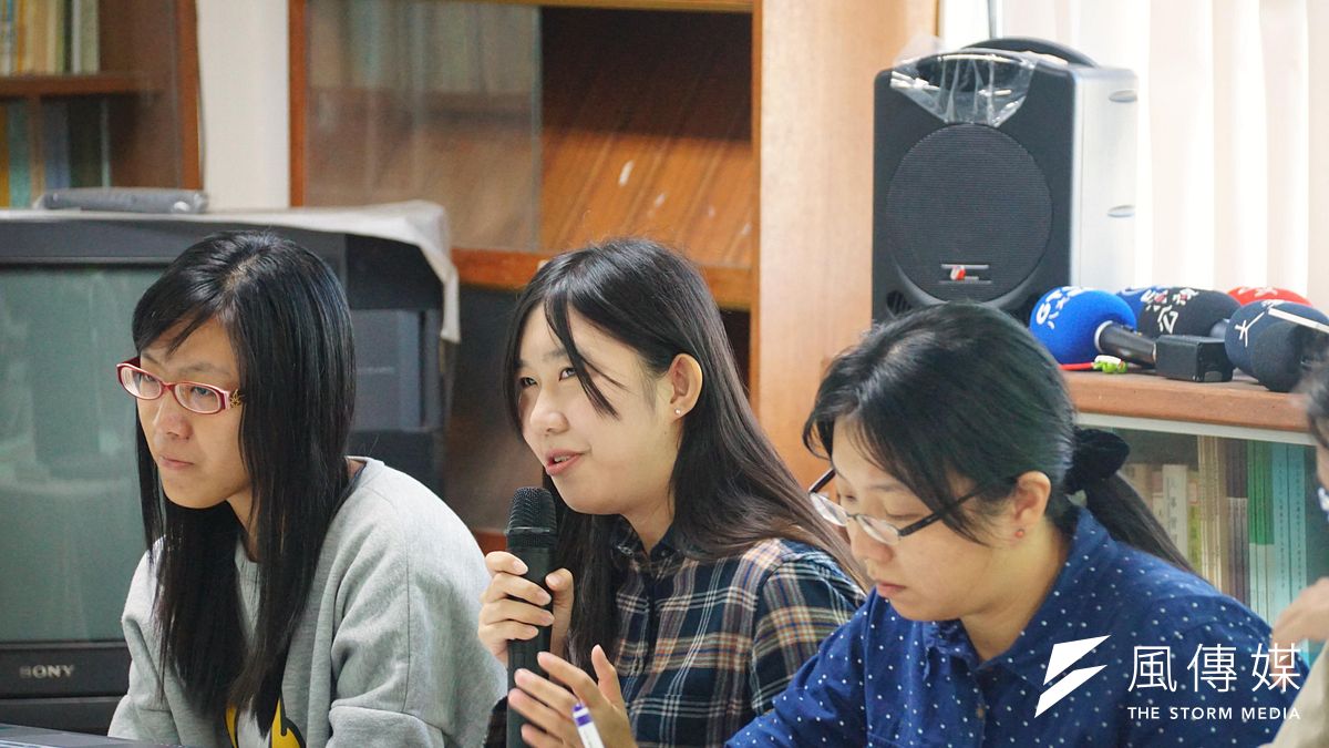 工人先鋒協會19日偕同政大、東海、中山、輔大等校學生召開記者會,公布校園周邊店家打工薪資地圖,與違反《勞基法》店家。(盧逸峰攝) 工人先鋒協會19日偕同政大、東海、中山、輔大等校學生召開記者會,公布校園周邊店家打工薪資地圖,與違反《勞基法》店家。(盧逸峰攝)