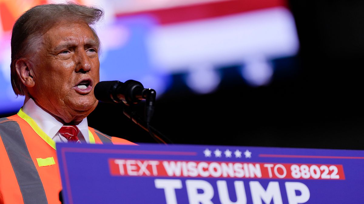 ウィスコンシンで清掃作業員用の蛍光オレンジ色ベストを着用して選挙運動を行うトランプ氏。(AP通信) ウィスコンシンで清掃作業員用の蛍光オレンジ色ベストを着用して選挙運動を行うトランプ氏。(AP通信)