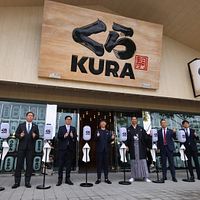 くら寿司の海外初となる「グローバル旗艦店」で開業式典が行われ、高雄市の陳其邁市長がテープカットに出席した。(写真/高雄市政府提供) くら寿司の海外初となる「グローバル旗艦店」で開業式典が行われ、高雄市の陳其邁市長がテープカットに出席した。(写真/高雄市政府提供)