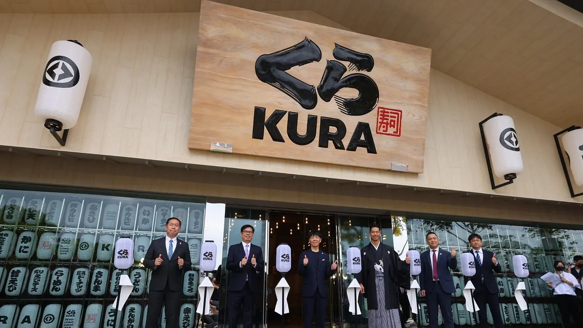 くら寿司の海外初となる「グローバル旗艦店」で開業式典が行われ、高雄市の陳其邁市長がテープカットに出席した。(写真/高雄市政府提供) くら寿司の海外初となる「グローバル旗艦店」で開業式典が行われ、高雄市の陳其邁市長がテープカットに出席した。(写真/高雄市政府提供)