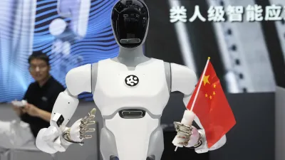 Google前董事長施密特(Eric Schmidt)指出,當美國的AI實驗室在大語言模型(LLM)領域激烈競爭時,中國正透過「實體AI」將技術帶出螢幕,融入日常生活。(美聯社)