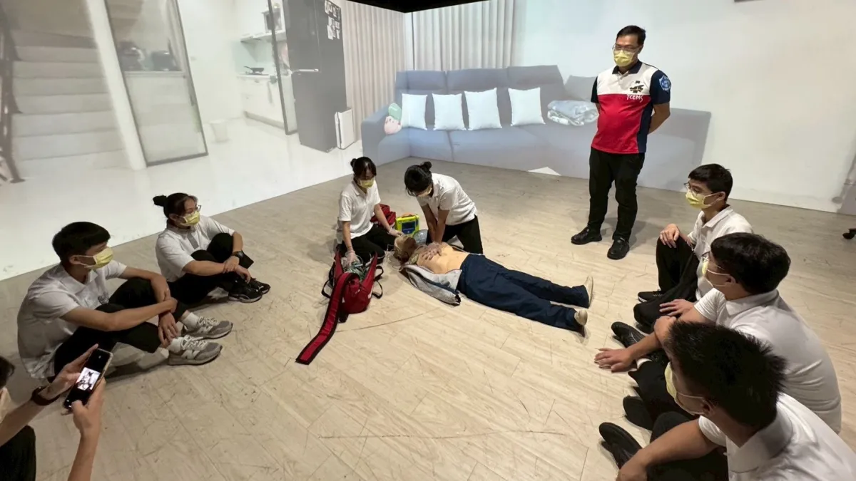 真實現場瞬息萬變,中市消防局於豐原訓練中心建置「沉浸式情境模擬教室」透過沉浸式環境,讓學員提前適應各種干擾與壓力。(圖/台中市政府)