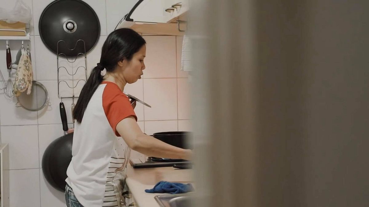 「雇主的姐姐用熱水潑到她,說是她不小心跌倒、往自己身上潑──我想,到底誰會跌倒往自己身上潑?」「明明工人是最慘的,卻被狂咬著不放……」各種案件還是會讓她們嘆氣:身為一個「人」,應該被這樣對待嗎?(取自「移工在台灣」臉書) 「雇主的姐姐用熱水潑到她,說是她不小心跌倒、往自己身上潑──我想,到底誰會跌倒往自己身上潑?」「明明工人是最慘的,卻被狂咬著不放……」各種案件還是會讓她們嘆氣:身為一個「人」,應該被這樣對待嗎?(取自「移工在台灣」臉書)