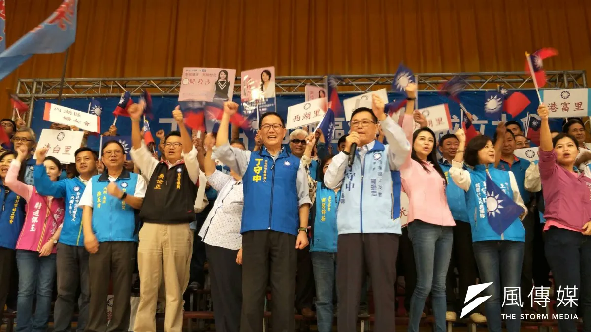 國民黨台北市長參選人丁守中13日下午在內湖高工舉辦內湖區後援會成立造勢,吸引超過500人力挺。黨籍市議員候選人全數到齊,副主席郝龍斌、立委李彥秀、中央輔選團副團長周錫瑋等人站台。(周怡孜攝)