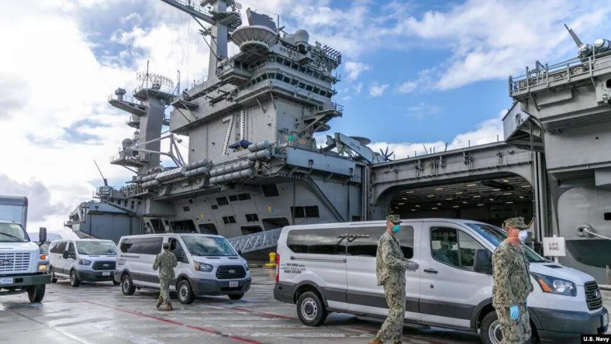 美國海軍將西奧多・羅斯福號航母上的水兵接到關島岸上設施做隔離和身體檢查。(美國海軍)