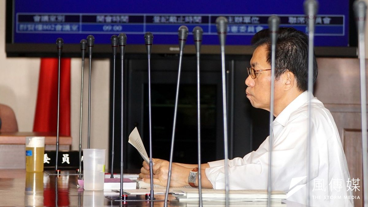 立法院修憲委員會18日進行首場審查會議,但為了《憲法》本文能否更動,朝野立委爭執不下。(蘇仲泓攝) 立法院修憲委員會18日進行首場審查會議,但為了《憲法》本文能否更動,朝野立委爭執不下。(蘇仲泓攝)