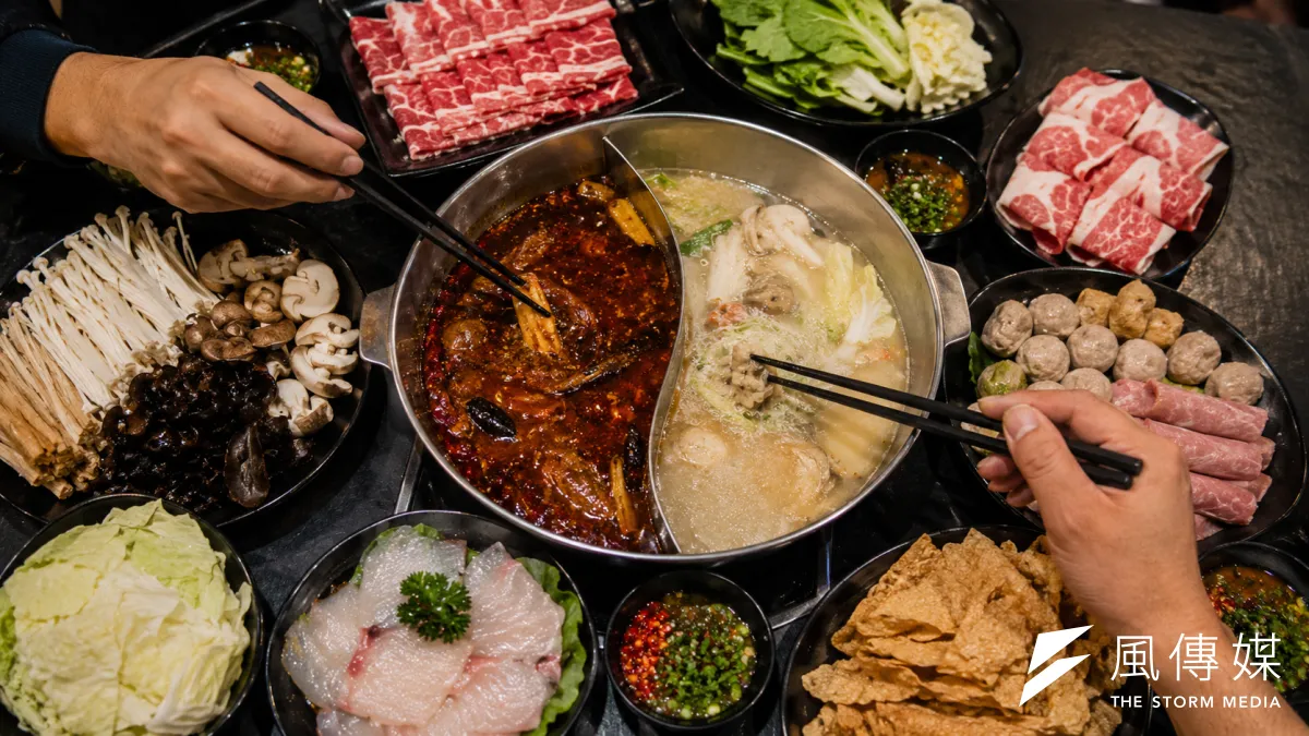 全台最熱門連鎖火鍋排行出爐!冠軍讓網大讚「服務超好、料多吃很飽」。(示意圖,AI生成)