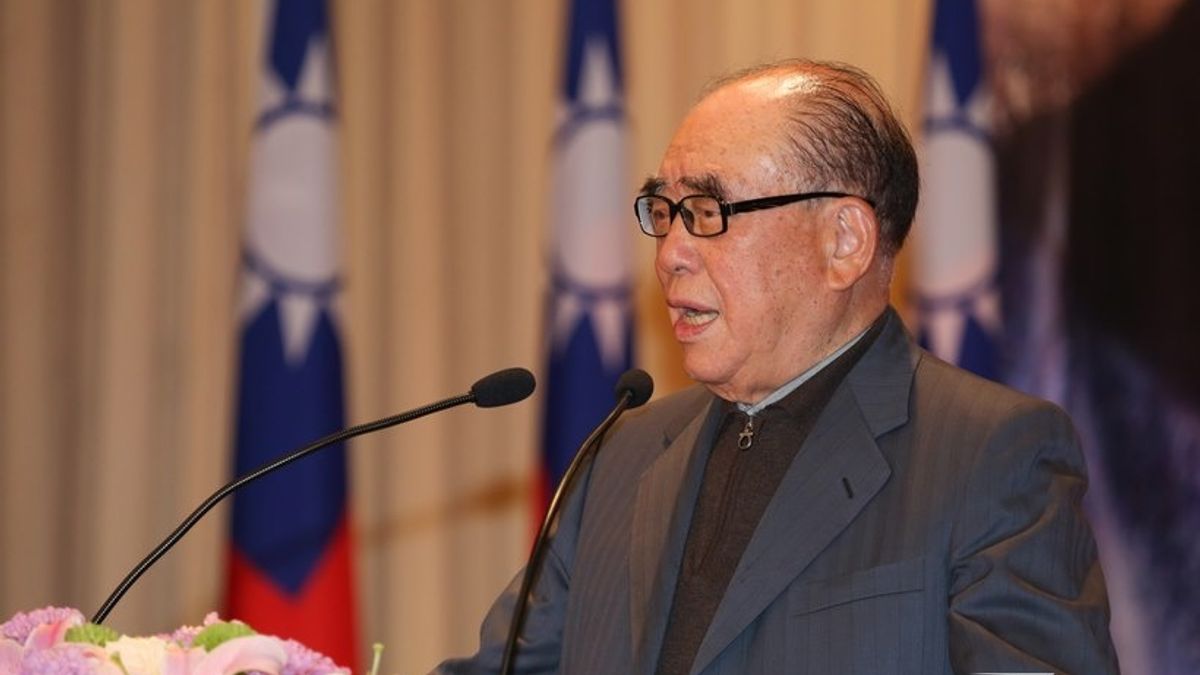 1987年起,高雄後勁爆發反五輕抗議,1990年五輕仍然開工,時任行政院長郝柏村給予15億元補償後勁居民,當時並承諾25年後要遷廠。(資料照片,余志偉攝) 1987年起,高雄後勁爆發反五輕抗議,1990年五輕仍然開工,時任行政院長郝柏村給予15億元補償後勁居民,當時並承諾25年後要遷廠。(資料照片,余志偉攝)